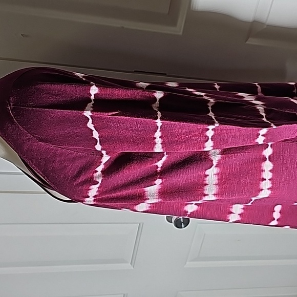 This is a great Torrid size 1 (1x) Criss cross front, 3/4 Sleeves maroon - Picture 4 of 6